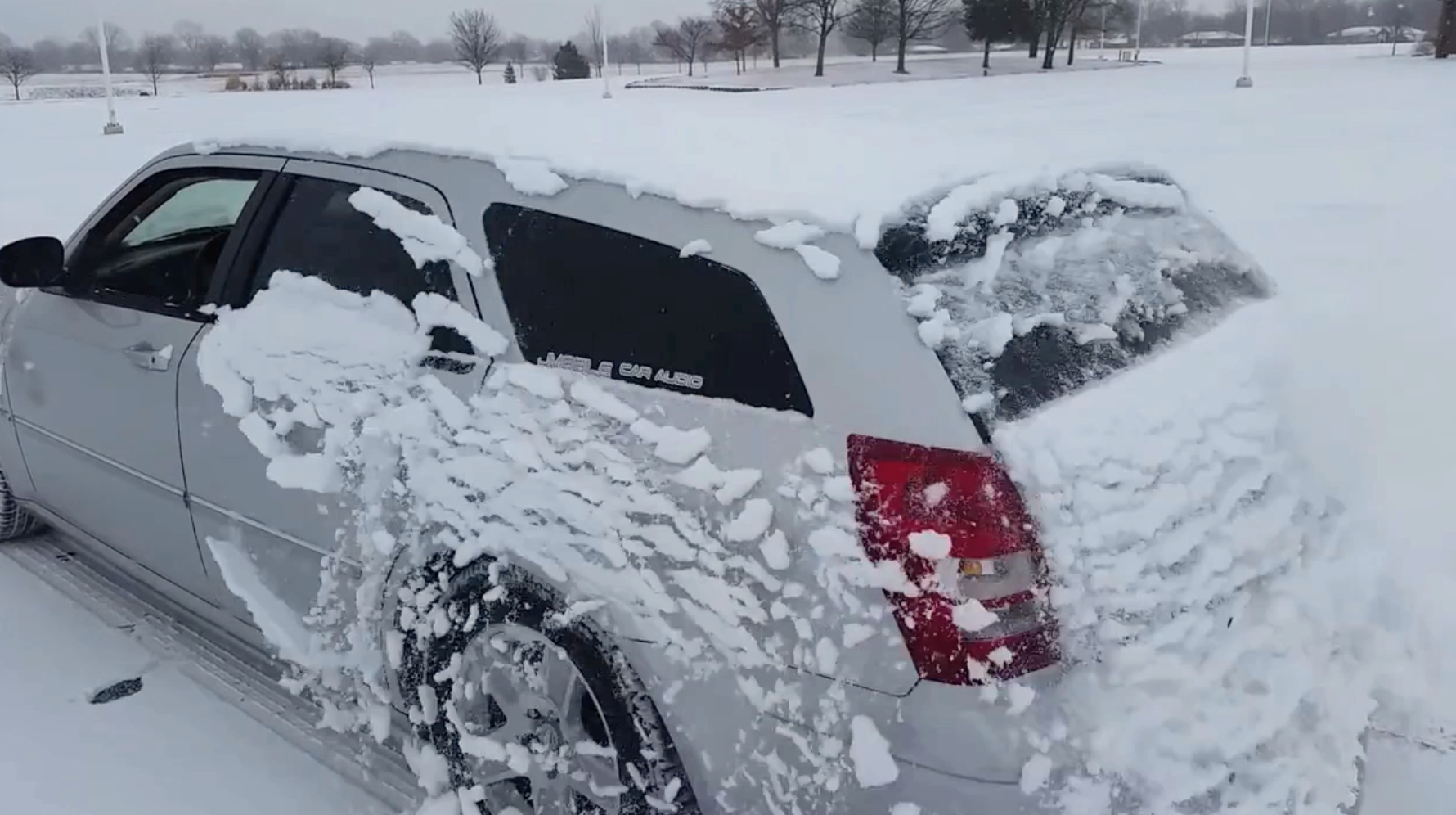 Det här kan vara det fetaste sättet att få bort snön på bilen.